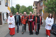 Gemeinsam mit Wallfahrtsleiter Gerhard Dehler (2.v.l.) und den Walldürnpilgern zogen Weihbischof Karlheinz Diez (2.v.r), Pater Josef Bregula (rechts) und der Walldürner Bürgermeister Markus Günther (links) vom Stadtrand zur Heilig – Blut – Basilika.